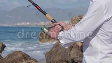 奢侈的渔夫在海里钓到了一条金色的魔法鱼。 阳光明媚。 蓝色的<strong>大海</strong>。 <strong>捕鱼</strong>
