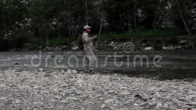 一个单身渔夫正在暴风雨的河流上钓鱼