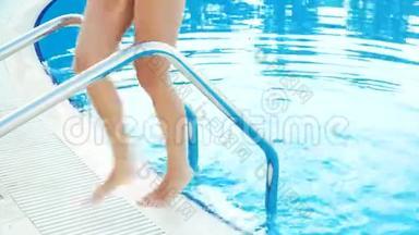 阳光明媚的<strong>夏日</strong>，身着比基尼和太阳镜的年轻黑发女子走出游<strong>泳池</strong>