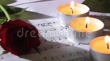 蜡烛点燃，玫瑰花配音乐音符