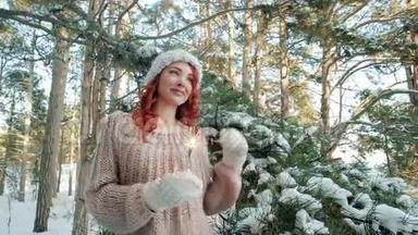 女孩抱着闪闪发光，美丽的女孩在<strong>冬天</strong>的树林里，<strong>冬天</strong>的自然，<strong>冬天</strong>的童话