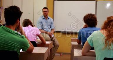 讲师坐在教室里对学生讲话