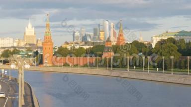 莫斯科，俄罗斯，2017年8月28日：从莫斯科河大桥上的克里姆林宫的景色，在克里姆林宫的堤岸上。