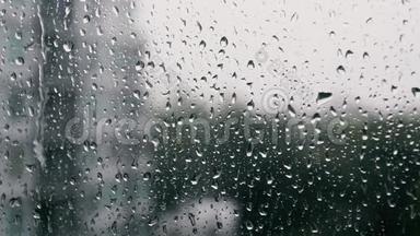 窗玻璃上的雨点