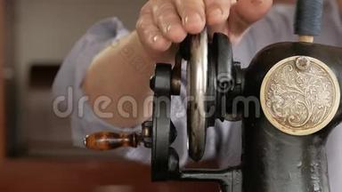 男人`手缝旧缝纫机