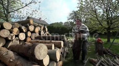 一个人在一堆被砍的<strong>木头</strong>上扔巨大的<strong>木头</strong>