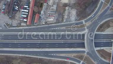 交通圈环形交叉路口的鸟瞰图，大型公路交叉路口的州际桥梁