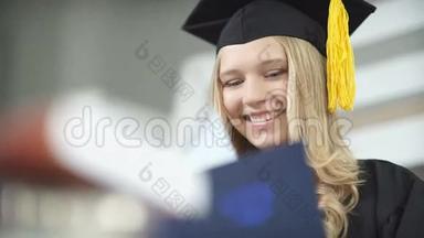戴着<strong>硕士帽</strong>和长袍的毕业生。 持有文凭的毕业生