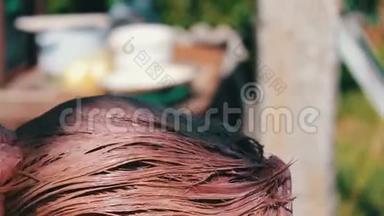 夏天，女人在街上用棕色的颜料作画. 家里染发
