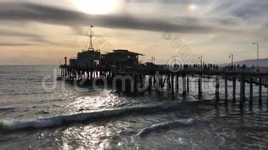 美国加利福尼亚州圣莫尼卡-2017年2月圣莫尼卡码头，云