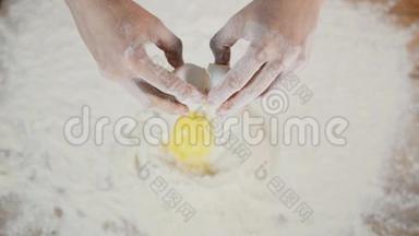 一位女面包店厨师用手把鸡蛋打碎成一堆面粉，用一堆小麦做面包