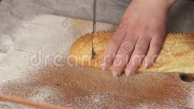 女孩在木板上切面包。