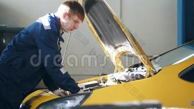 机械师在汽车的敞篷中工作-发动机、电池、喷油器-汽车服务