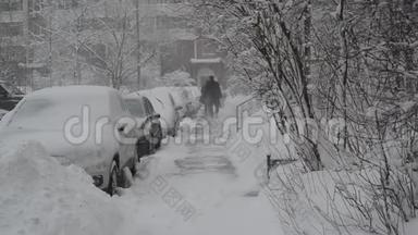 房子附近的人行道上有一排<strong>积雪覆盖</strong>的汽车。 莫斯科，俄罗斯