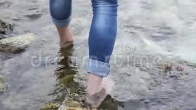 女人`脚<strong>踩在水</strong>中的石头上