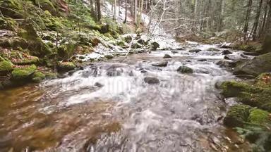 稳定的摄像机镜头，山河，小溪，深秋深秋的急流，初冬的雪，冬谷