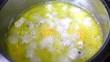 希腊食物giouvarlakia-肉丸，用胡萝卜和蔬菜热汤煮沸