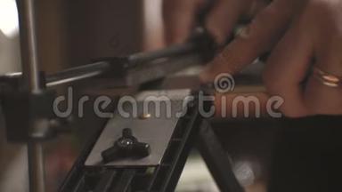 木桌特写视频中厨房刀具的磨刀机