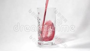 红色的果汁缓慢地倒入<strong>玻璃杯中</strong>