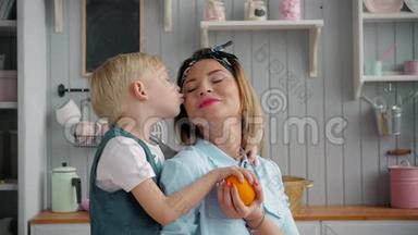 快乐的母亲和小男孩在厨房，快乐的时光和相聚