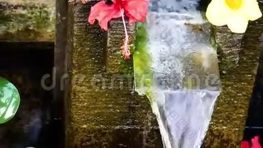 在<strong>巴厘岛</strong>上，神圣的泉水流入游泳池和传统的<strong>巴厘岛</strong>树叶和鲜花。