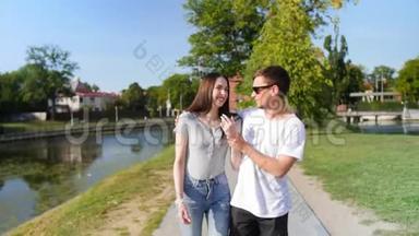 <strong>幸福</strong>夫妇在公园散步、微笑和交谈的正面景色。 夫妻信任，爱情和<strong>幸福</strong>