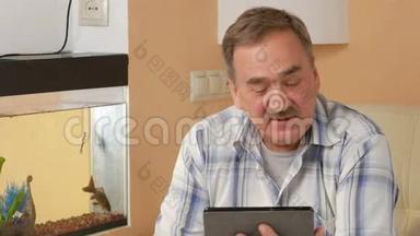 有胡子的老人咳嗽，并在视频会议上与医生交流。 在线平板电脑上的医生