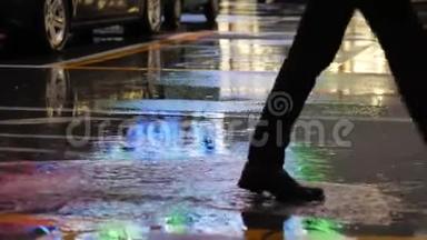 一滴人踩在街边的水坑里