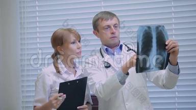 两名医生在医院检查病人X光