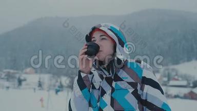 放松的女孩在<strong>户外</strong>喝酒。 在滑雪场<strong>喝茶</strong>的女孩