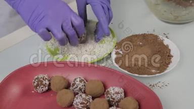 在家准备手工巧克力糖果。 糖果师做甜点。 装饰和制作巧克力圆饼