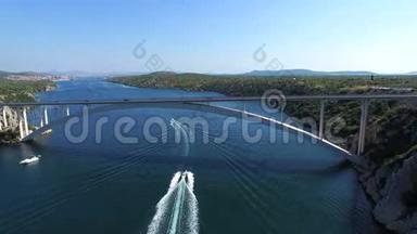 克罗地亚达尔马提<strong>亚运</strong>河大桥下的快艇的鸟瞰图