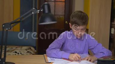 一个十几岁的男孩做家庭作业。 远程教育。 <strong>家庭教育</strong>