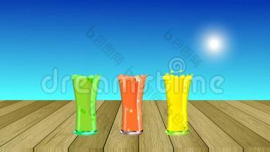 冰沙，果汁，饮料，各种饮料与新鲜水果在木桌上。 夏天在阳光下喝一杯冷柠檬水。 协助