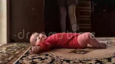 <strong>小孩子</strong>正在地毯地板上休息，时间推移录像