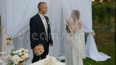 新娘在婚礼上宣誓