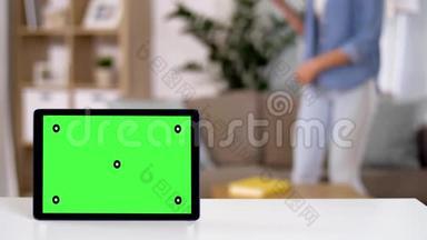 家用平板电脑，桌面上有绿色屏幕