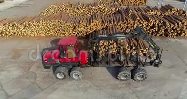 一辆卡车穿过工厂，一个运送原木的记录器在一排排的原木之间<strong>穿梭</strong>