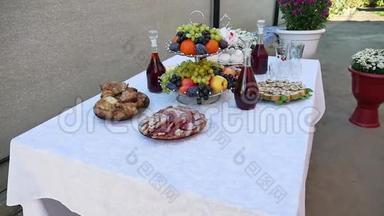 自助餐桌上各种沙拉。 自助餐桌，户外葡萄酒，肉类和水果
