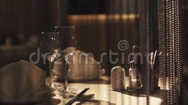 中餐厅桌上摆着盘子、眼镜和筷子
