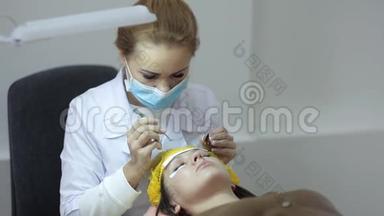 医生-美容师执行矫正和<strong>升级</strong>睫毛的程序