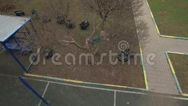 一名儿童在院子里爬树的空中射击