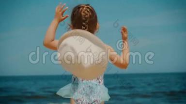 夏天，小女孩在海滩上奔跑