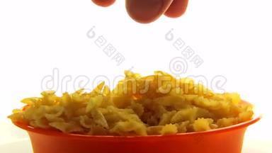 特写手是用橙色碗旋转的意大利面。 视频食品360