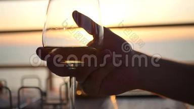 在日落时的酒杯中加入美味的白葡萄酒，具有镜头效果。 高清，1920x1080。 慢动作