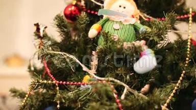 圣诞球挂在圣诞树上。 装饰花环照在圣诞树上。