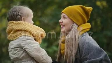 金发小女孩和妈妈一起在秋天的公园里玩，拍拍<strong>手</strong>，<strong>关门</strong>