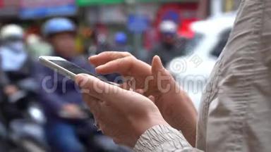 。 女人在智能手机上看新闻或发送信息。 特写镜头。 使用智能手机的贴身女人