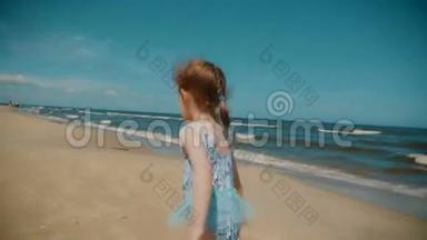 夏天，<strong>小女孩</strong>在海滩上<strong>奔跑</strong>