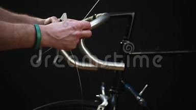人手上的特写`换一<strong>条</strong>路自行车制动电缆.